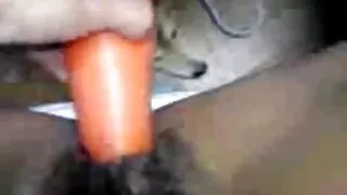 Blonda se gagici goale joaca cu pula si se masturbeaza cu picioarele.