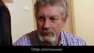 Maestrul fete goale de tot fute clientul timp de o oră.