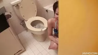 Dracului cu fete goale de tot un cocoș negru imens lângă piscină.