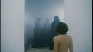 O femeie depravată se fute cu soțul ei și faze cu femei goale cu un străin pe un pat nou.