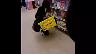 Prietenele se pișă unul pe fete goale goale celălalt și își ling reciproc crăpăturile umede.