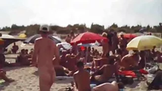 Maseuza face porno cu femei goale sex cu vizitatorul.