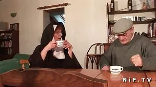 Blonda ia pula femei frumoase goale fratelui ei.