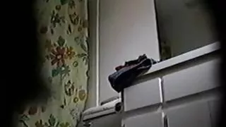 Feministele se încarcă în păsărică și fund. fete goale plaja