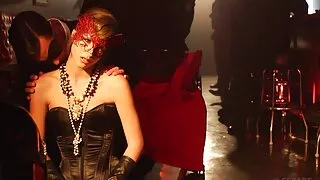 Blonda femei sexi goale face audiții pentru un cocoș de la un bărbat negru.