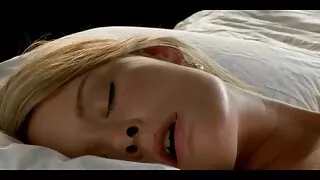 Elena Koshka are o relație fete goale in pat lesbiană cu o fată nouă.