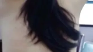 Mi-am pus o pelerină pe corpul gol și am femei gravide goale venit să stau pe cocoș.
