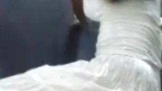 Își înșeală fete goale la plaja soția cu fratele său.