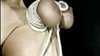 Tânăra își masturbează gluga din euforie fără să-și scoată gagici goale ciorapul.