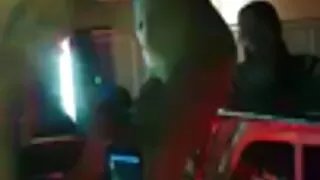 SkeE Blue și Ale Leg Legend își sex cu femei goale filmează sexul pe cameră.