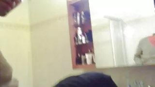 Kit Mercer suge penisul fiului vitreg și se masturbează doamne goale între țâțe.