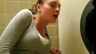 Nadia Nabakova face poze cu femei goale porno sex cu un bărbat negru.