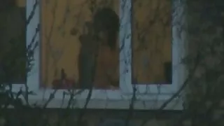 Două femei goale in pat fete suge cocoș negru.