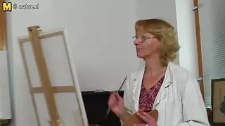 Un fete goale la plaja sfârc blond lustruiește cocoșul unui străin pentru un scop.