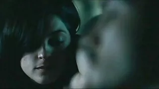 Pompierul Tomm Gun Gunn stinge focul în păsărica lui Kenzie femei la plaja goale Reeves.