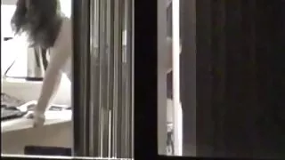 O femei mature goale păpușă se fa face dragoste cu prietenul ei într-o zi liberă.