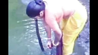 În saituri cu femei goale pantaloni scurți Se masturbeaza.