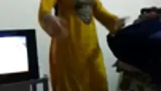 O blondă frumoasă a așteptat un videochat cu femei goale tip de armată și devine futut de el.