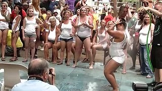 Fata din balaclava se joacă cu goale femei pula.