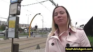 Fata se aruncă pe cocoș. filme cu femei goale