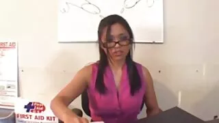 Bridgette B fucks ziua saituri cu femei goale de naștere fata ' s Cur cu un strapon.