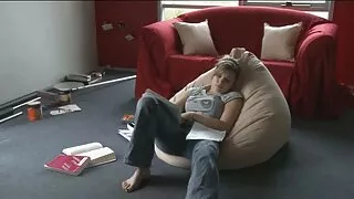 Sfarcul blond. Joacă-te cu chat fete goale cocoșul unui iubit.