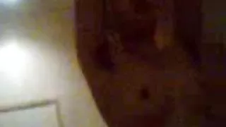 Fata blonda se fute femei goale gratis cu un negru Ambal.