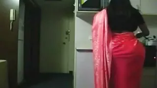 Înotătorul se fute cu un tip femei dezbrăcate goale în duș.