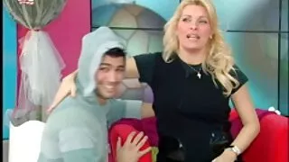 Ka lov lovel riscalda încălzește femei goale la nudisti clitorisul cu un vibrator.